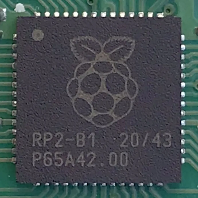 模擬衛星の頭脳 RP2040 チップ。この中身は無数のMOSFET（CMOS）でできている